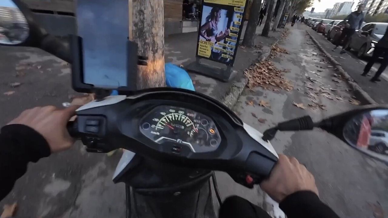 Motosiklet Kazasında Mizahi Anlar: Bursa'da Duba ile Kaza