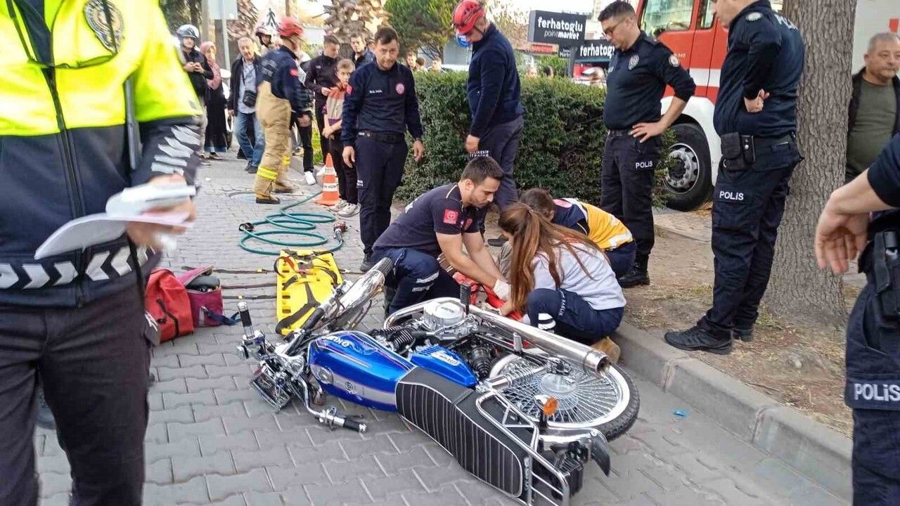 Motosiklet Kazasında Yaralı Sürücünün Ayağı İtfaiye Tarafından Kurtarıldı