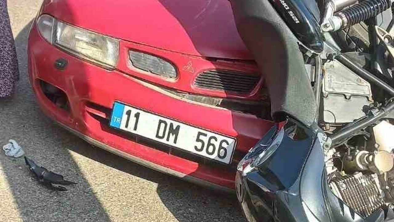 Motosiklet U Dönüşü Yapan Araca Çarptı: İki Kişi Yaralı