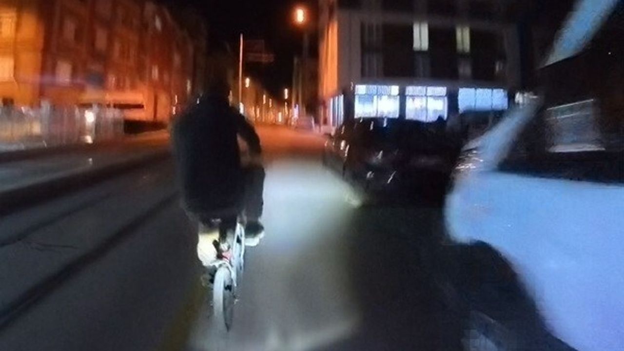 Motosikletli Bisiklete Çarpmamak İçin Hamle Yaptı, Düşerek Yerde Kaldı