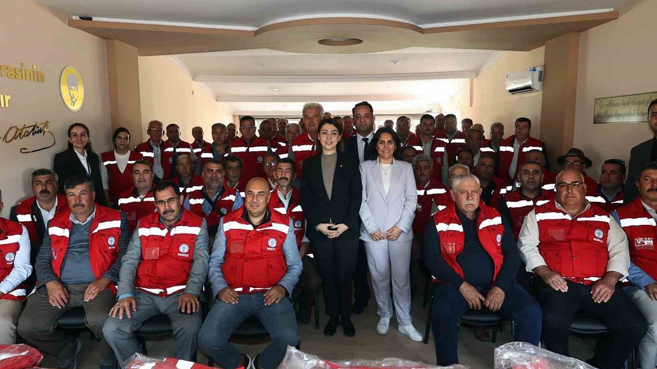 Muğla Büyükşehir Belediyesi'nden Muhtarlara Özel Yelek Dağıtımı