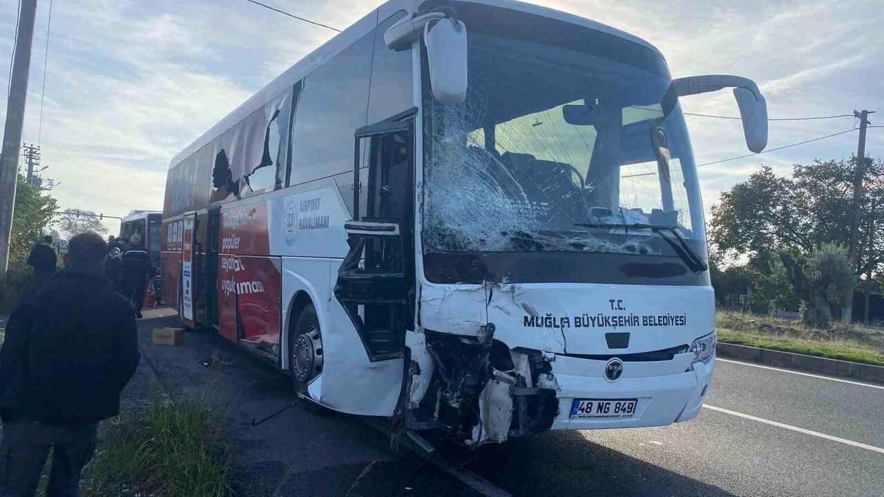 Muğla'da Trafik Kazası: Havalimanı Otobüsü ile Minibüs Çarpıştı