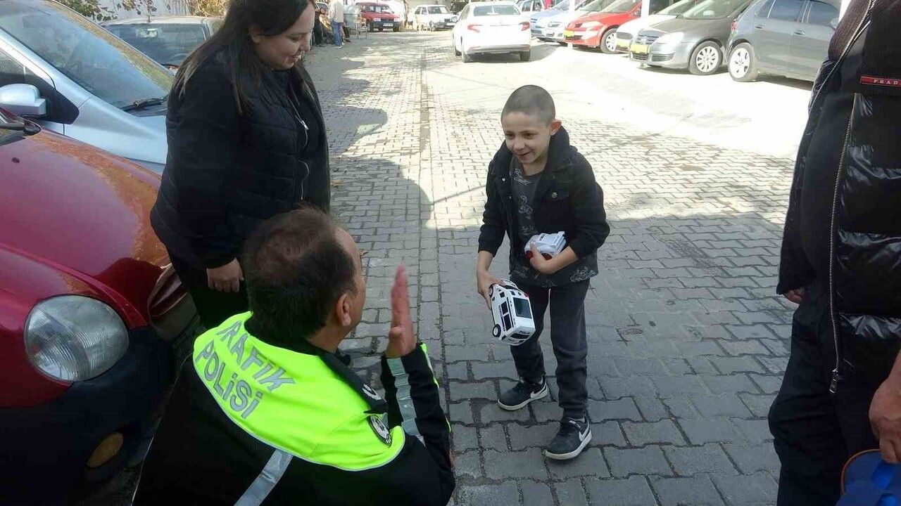 Muğla Trafik Şube Müdürü'nden Özel İhtiyaçlı Çocuğa Anlamlı Hediye