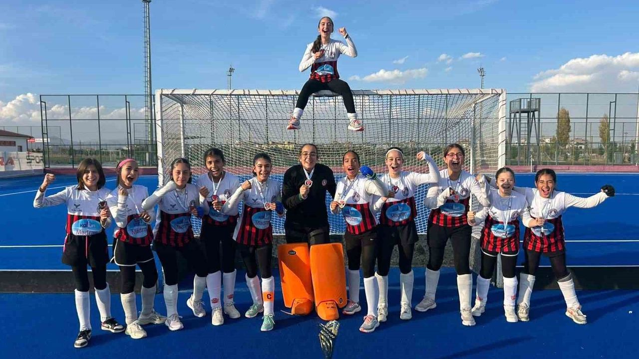 Muğla U13 Hokey Takımı Şampiyonluk Sevinci