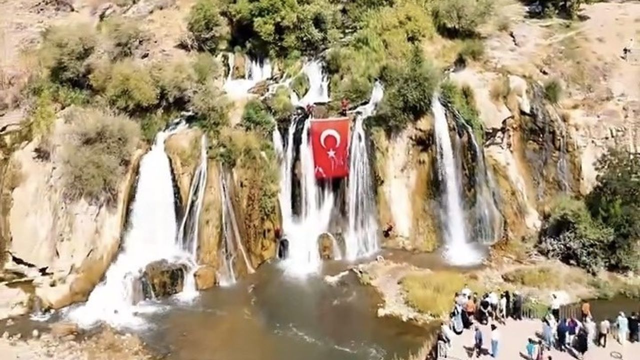 Muradiye Şelalesi'nde Türk Bayrağı Dalgalandı
