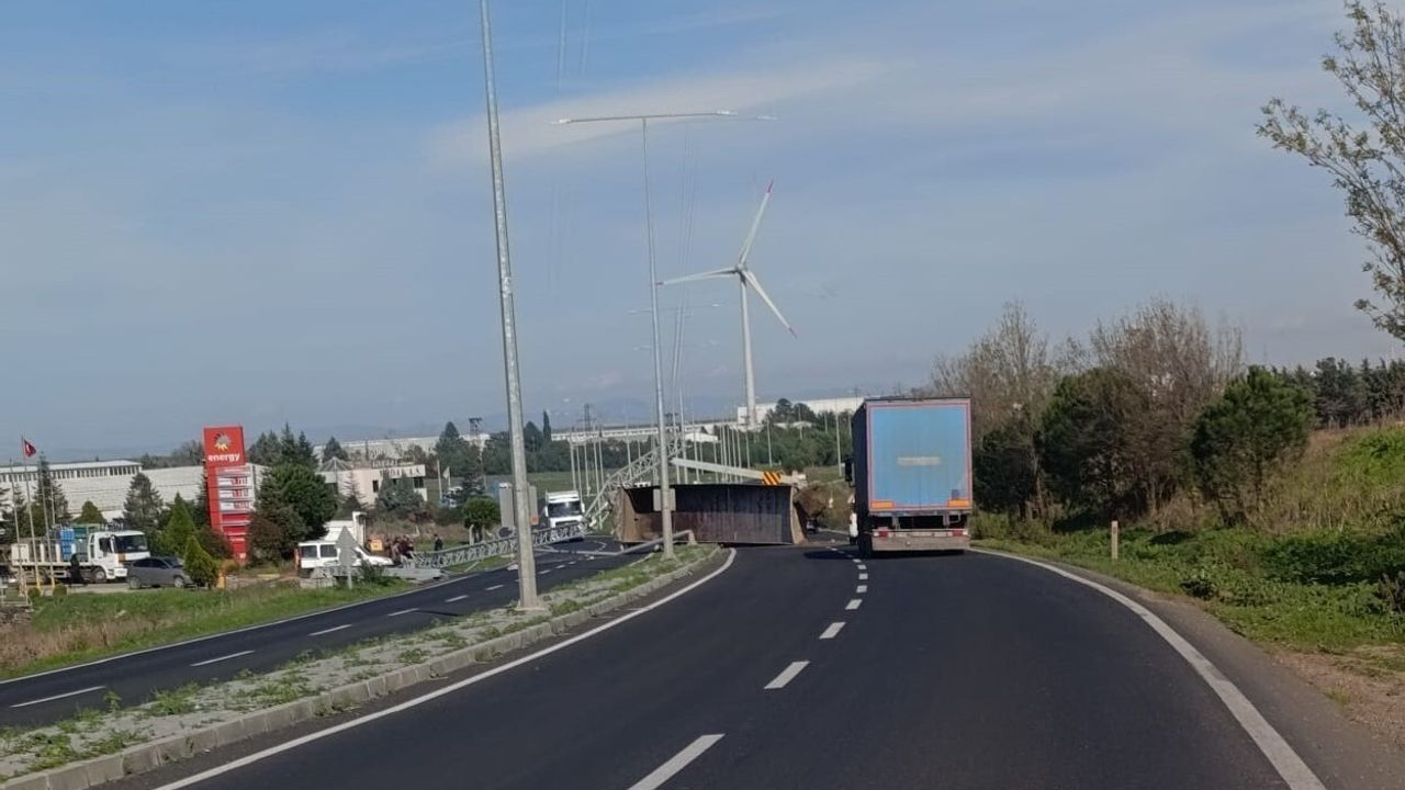 Muratlı'da Kamyonun Açılan Damperi Ortalığı Karıştırdı