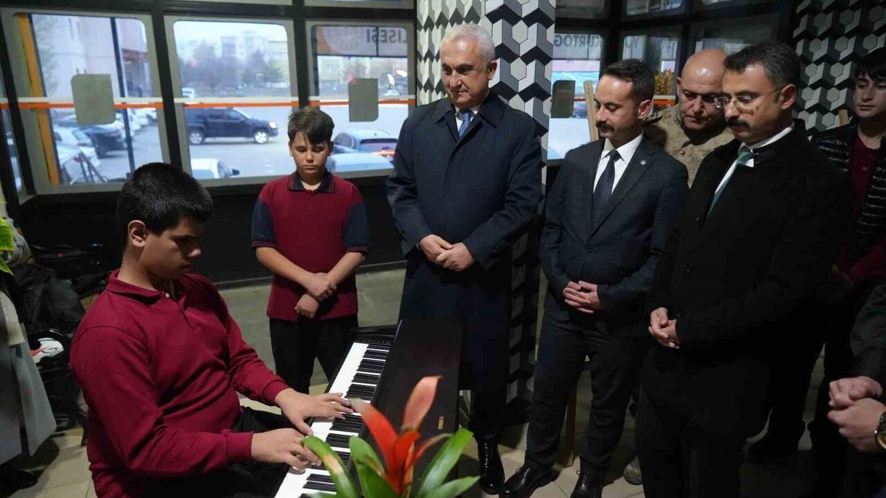 Muş’ta 24 Kasım Öğretmenler Günü Coşkuyla Kutlandı