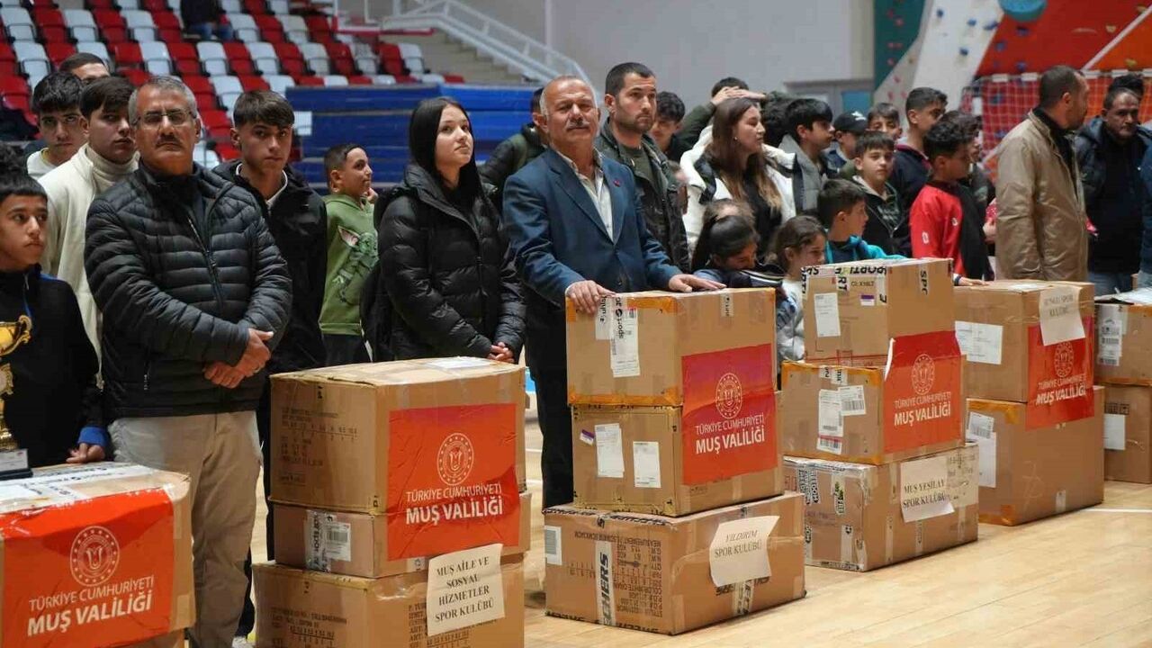 Muş'ta Amatör Spor Kulüplerine Malzeme Desteği