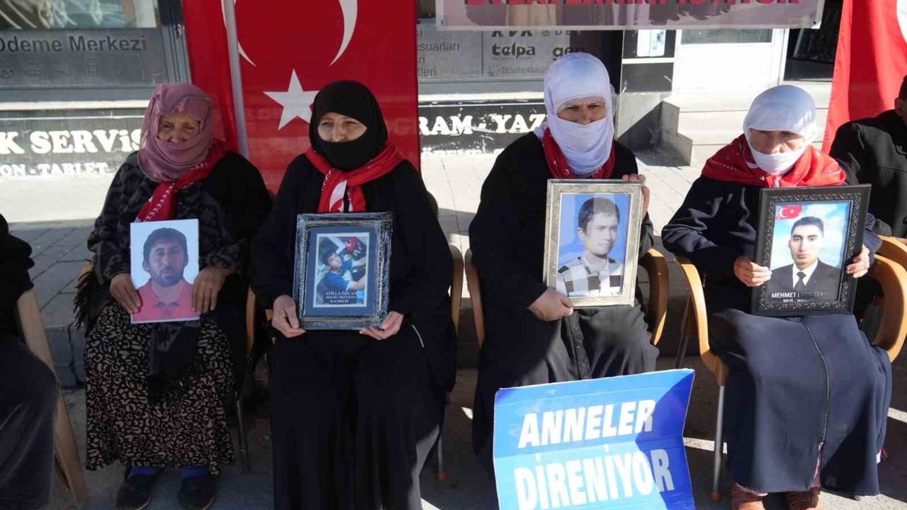 Muş'ta Annelerin Evlat Nöbeti Sürüyor