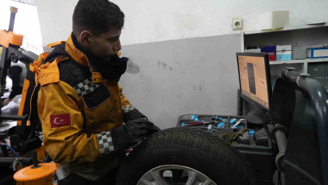 Muş'ta Tavuk, Köpeklerden Kaçarken Oto Lastikçiye Sığındı