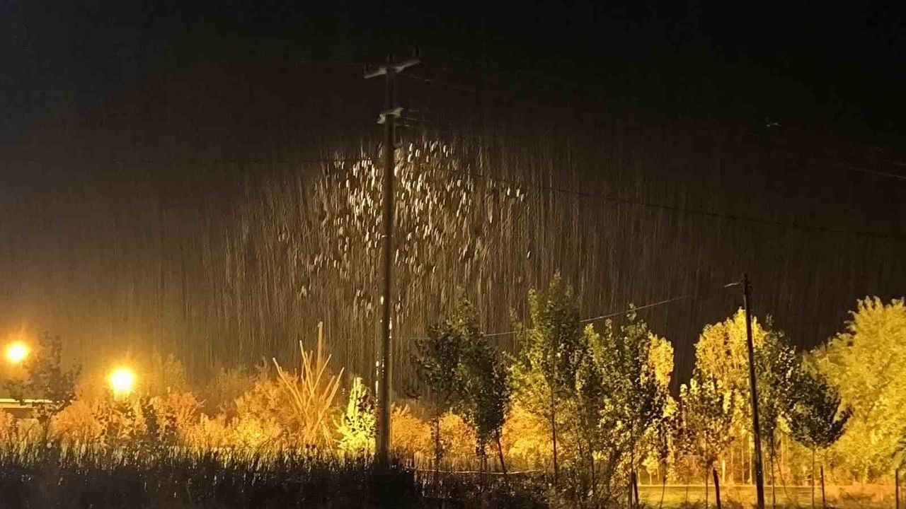 Muş’ta Yoğun Kar Yağışı 14 Köy Yolunu Kapatırken 4 Araç Mahsur Kaldı