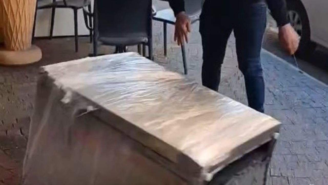 Müşteri Bulaşık Makinesini Mağaza Önünde Parçaladı