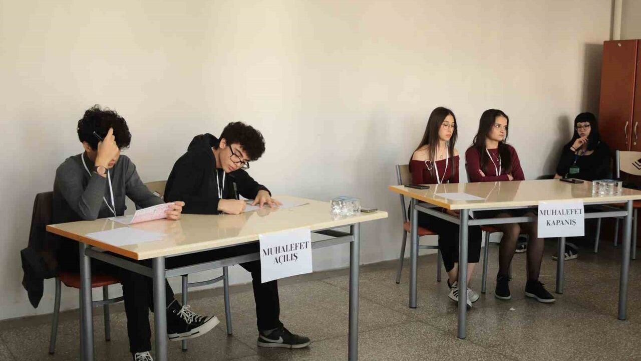Nazilli'de Öğrenciler Arası Düşünce Yarışması: Münazara Turnuvası