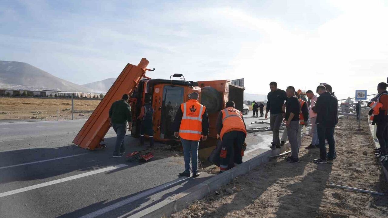 Niğde'de Damperi Açılan Kamyon EDS Direğine Çarptı
