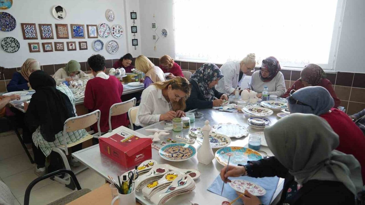 Niğde'deki Çini Atölyesi Geleneksel Sanatı Yaşatıyor