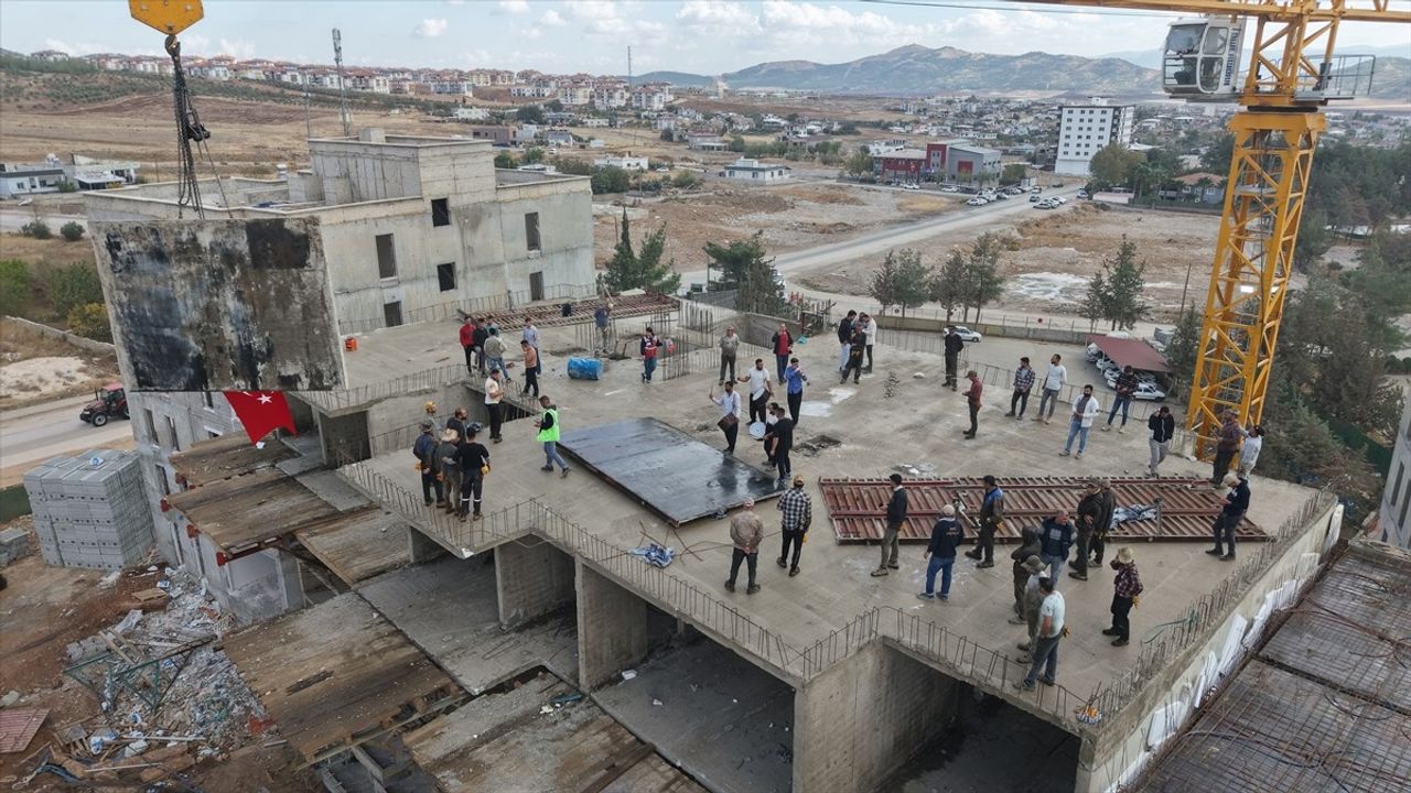 Nurdağı'nda Deprem Konutlarında Son Kalıp Coşkulu Bir Törenle Yerine Konuldu