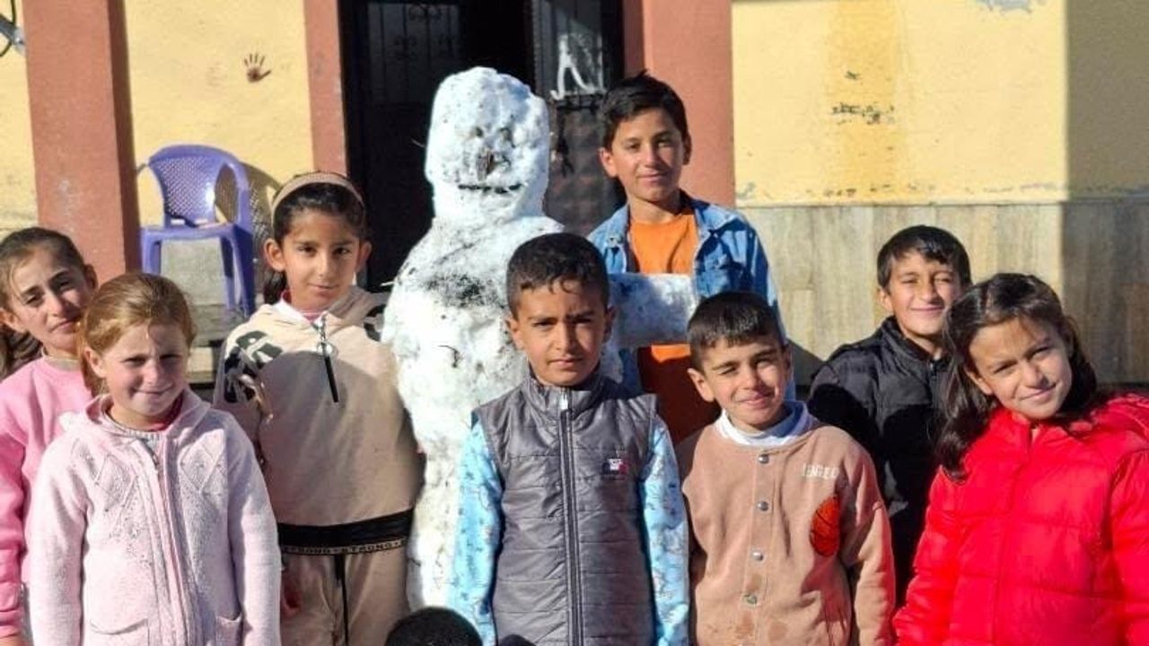 Öğrenciler Ağrı'da Yılın İlk Kardan Adamını Yaptı