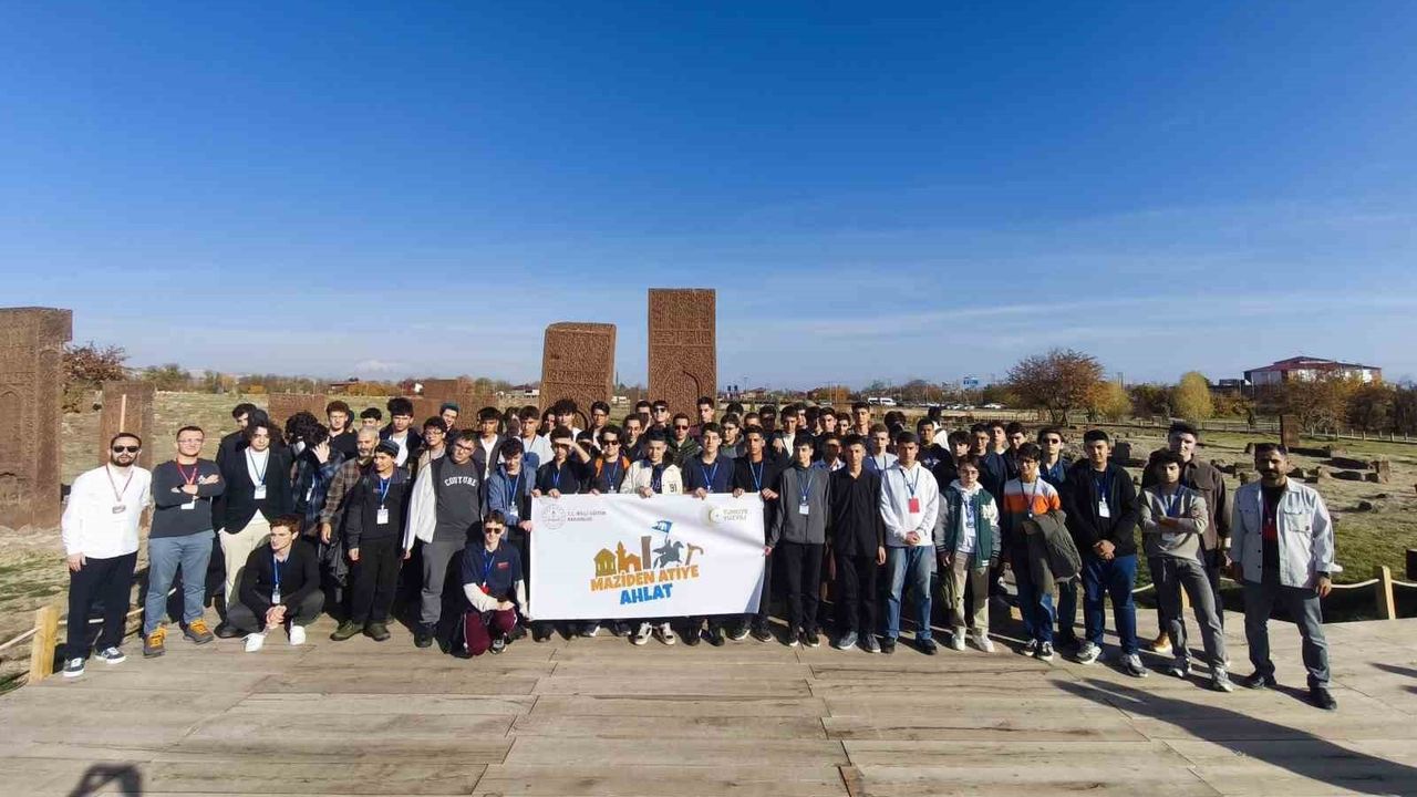 Öğrenciler Ahlat'ta Tarihsel Bir Yolculuğa Çıkıyor