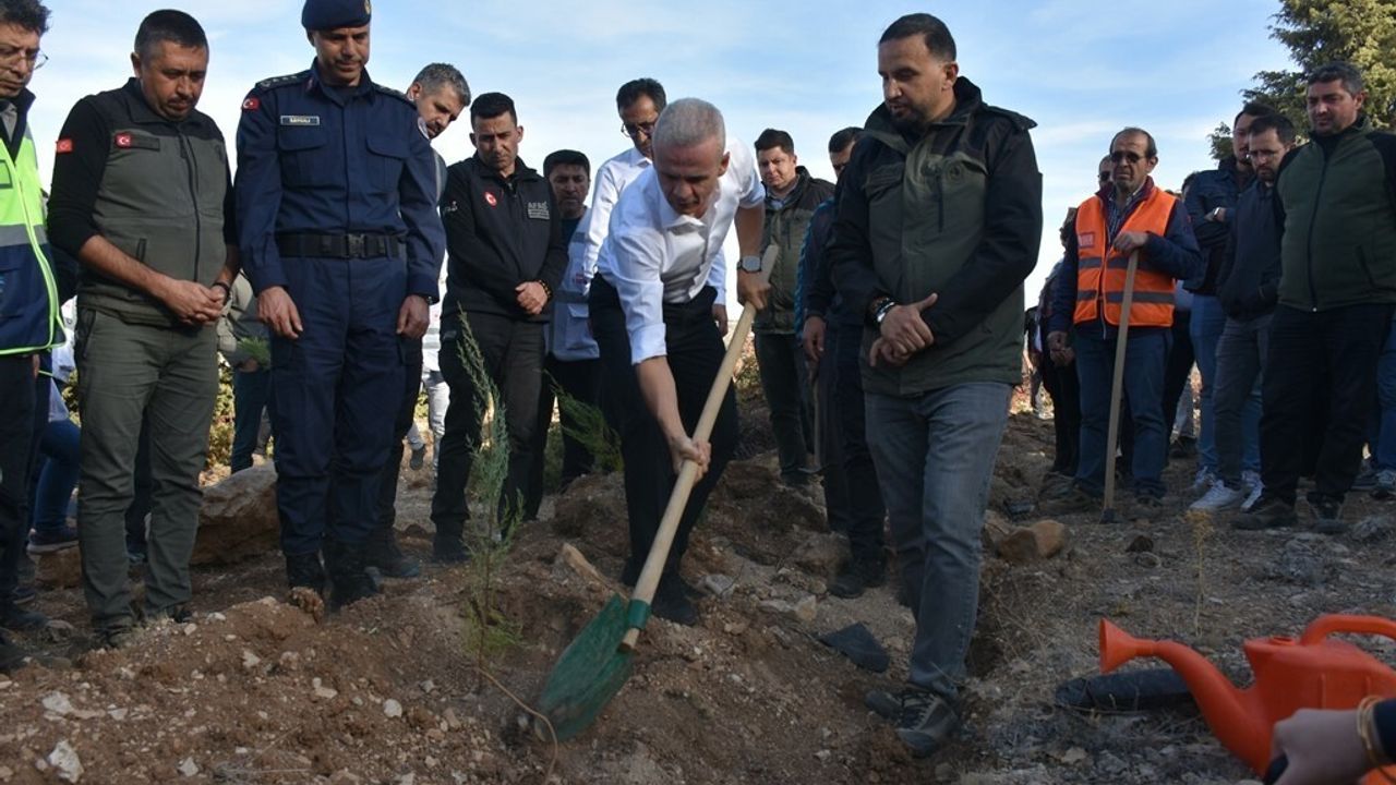 Öğretmenler Günü'nde Fidan Dikimi Etkinliği