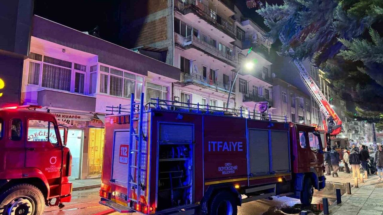 Ordu'da Çatı Katı Yangını: 5 Kişi Tahliye Edildi