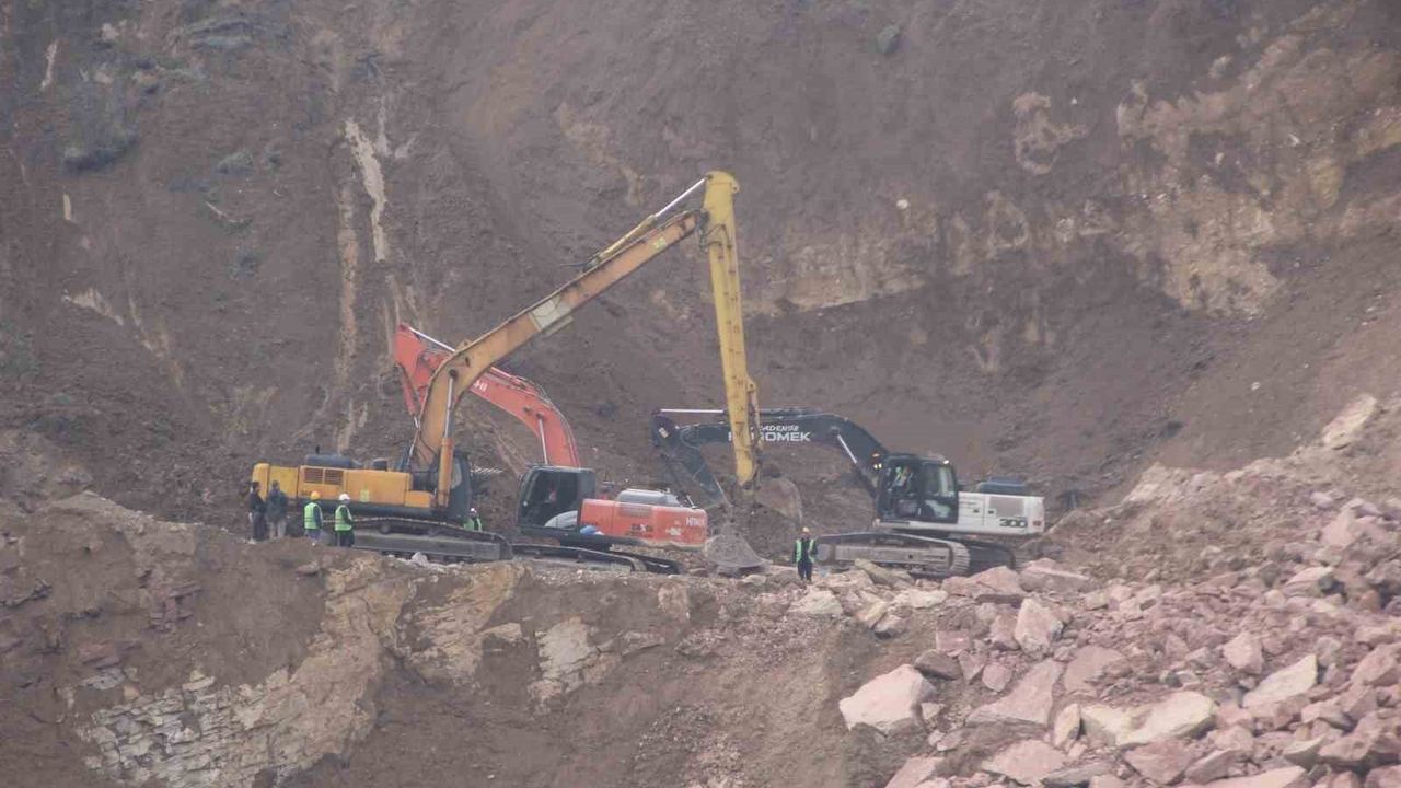 Ordu'da Göçük Altında Kalan Şoför İçin Yeniden Arama Çalışmaları Başlatıldı