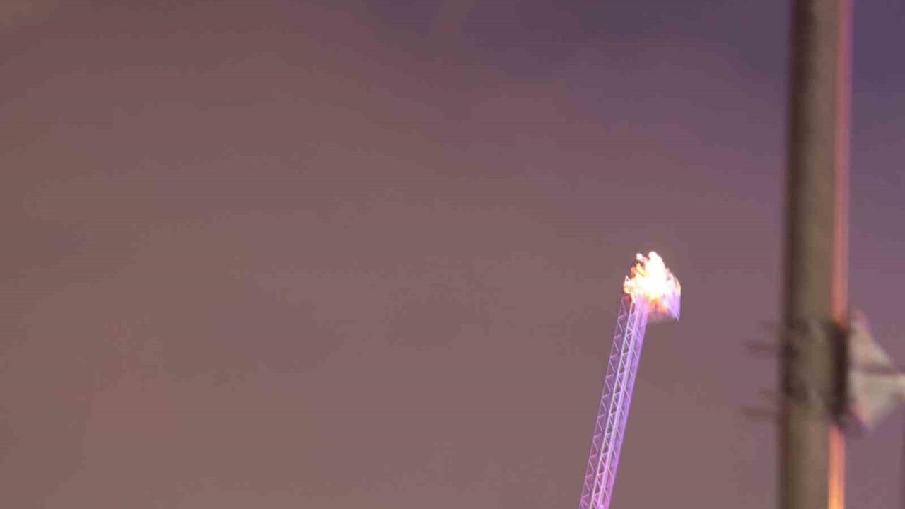 Osaka'da Dönme Dolapta Mahsur Kalan 20 Kişi 9 Saat Sonra Kurtarıldı