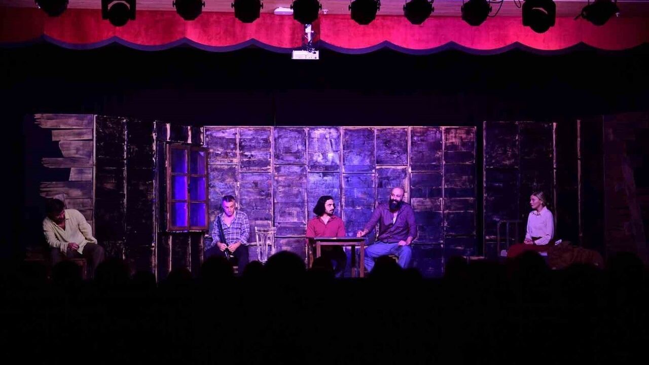 Osmangazi Belediyesi, Turgut Özakman’ın ‘Duvarların Ötesi’ Oyununu Sahneledi