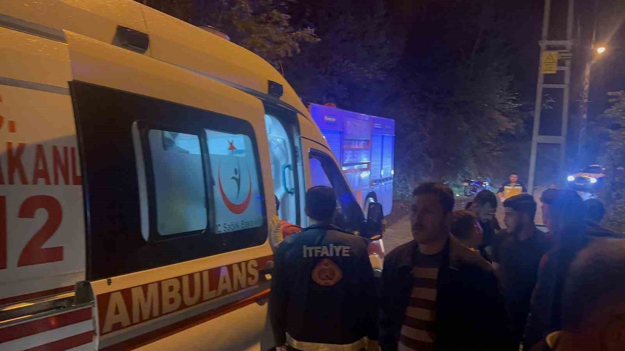 Osmaniye'de Hafif Ticari Araç Ev Damına Düştü: 4 Yaralı