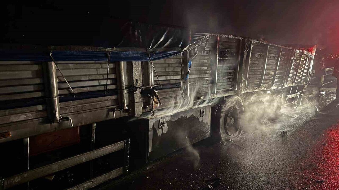 Osmaniye'de Mısır Yüklü Tırda Yangın Çıktı