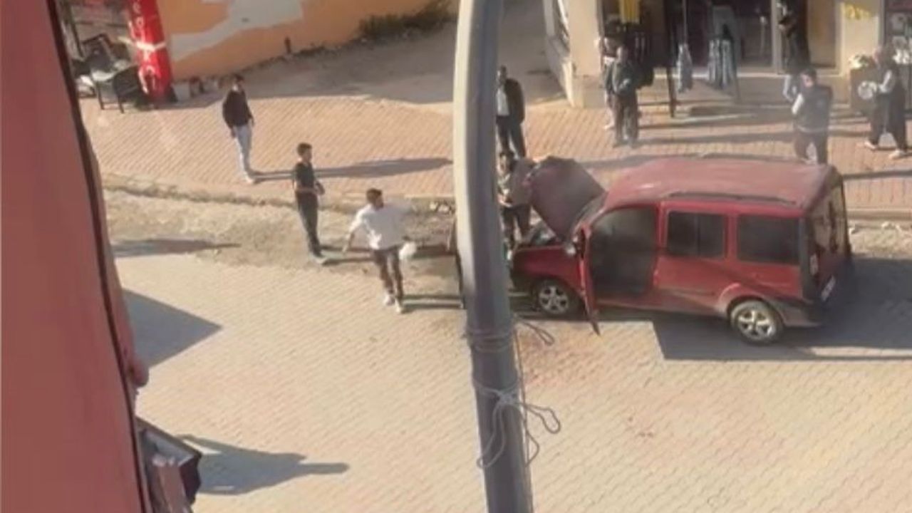 Osmaniye'de Park Halindeki Araçta Yangın, Vatandaşlar Yangına Müdahale Etti