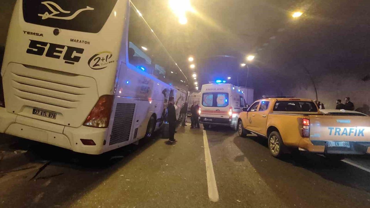 Osmaniye'de Yolcu Otobüsü ile Tır Çarpıştı: 5 Yaralı