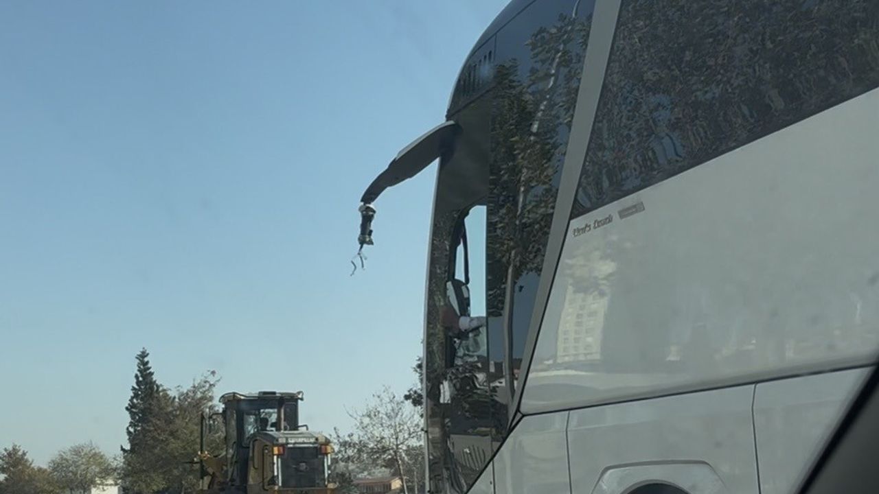 Otobüs Şoföründen İlginç Çözüm: Kırık Aynayı Ellerinde Tutmak