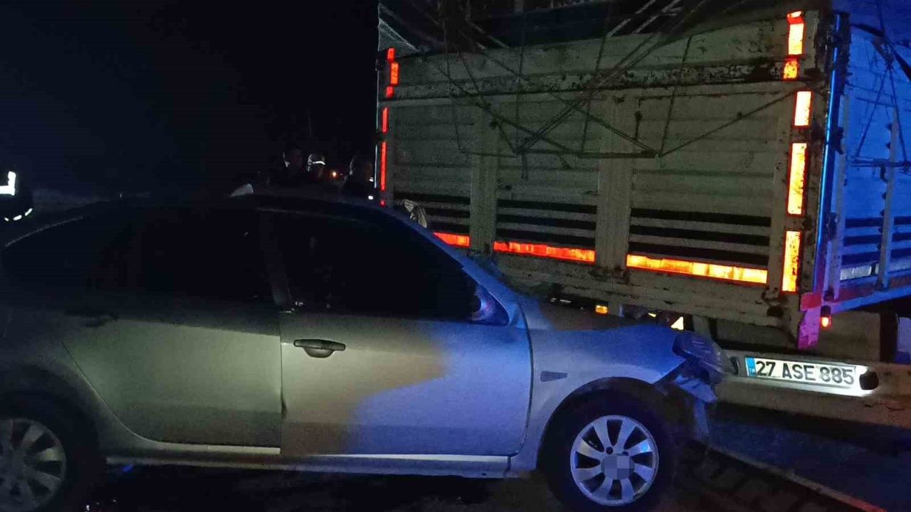 Otomobil Kamyona Çarptı: 2 Yaralı