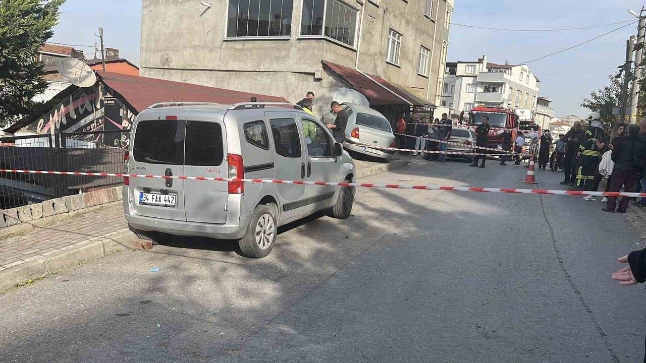 Otomobil Park Halindeki Araca Çarparak Evin Çatısına Çıktı