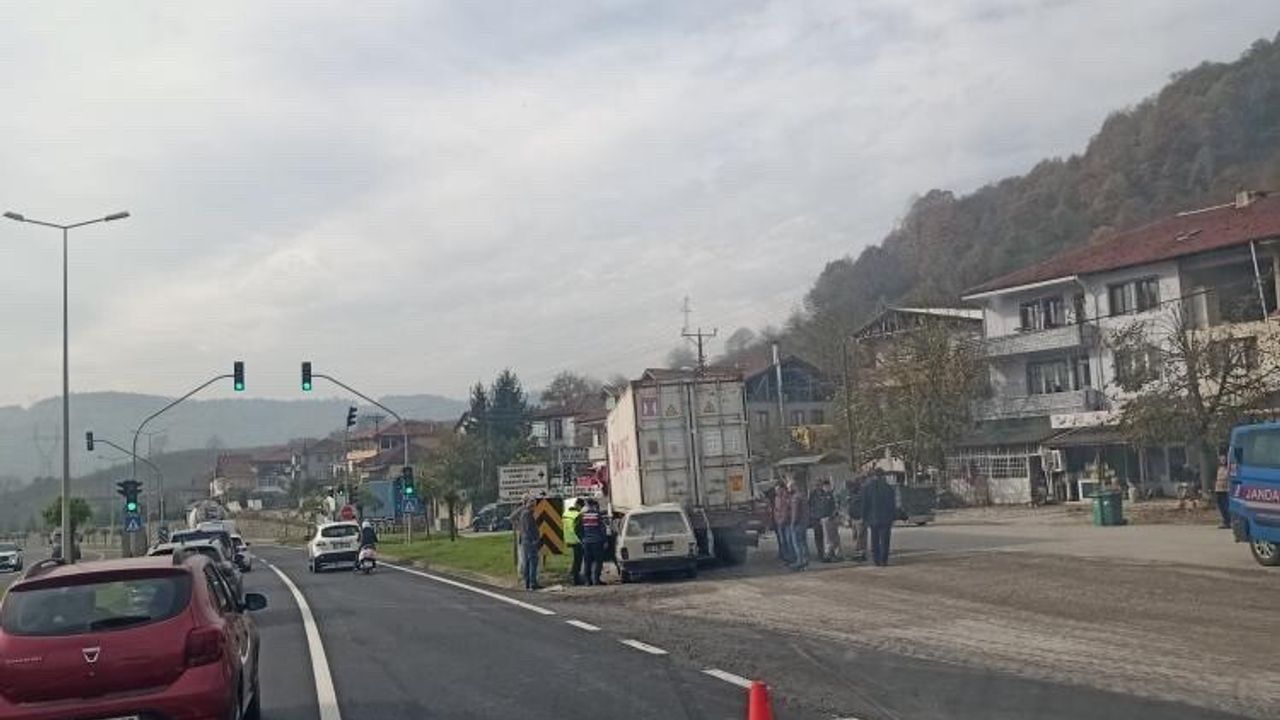 Otomobil Tıra Çarptı: 2 Kişi Yaralandı