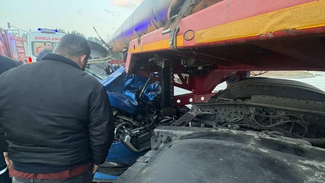 Otomobil Tırla Çarpıştı: 2 Yaralı