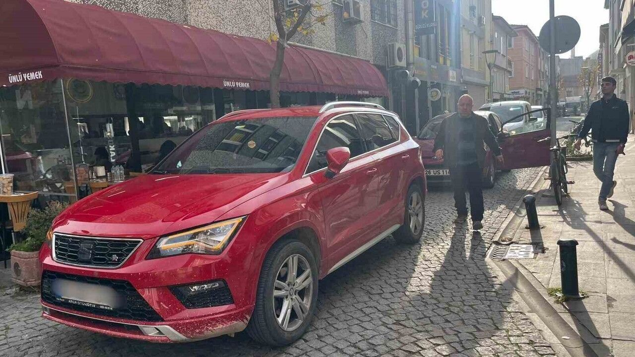 Otomobilini Sokak Ortasına Bıraktı, Araç Kuyruğu Oluştu