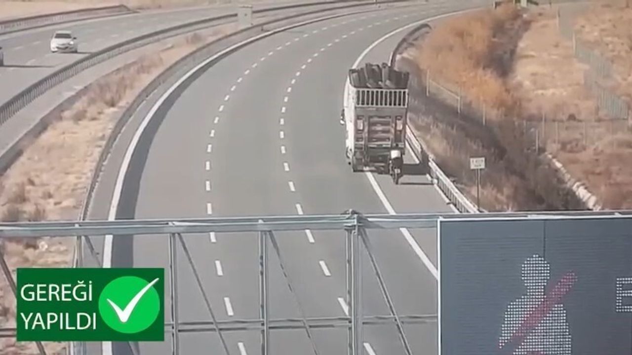 Otoyolda Tehlikeli Motosiklet Yolculuğu Kameralara Yansıdı