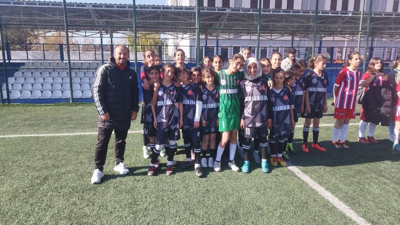 Özalp Kız Futbol Takımı, İl Birincisi Oldu