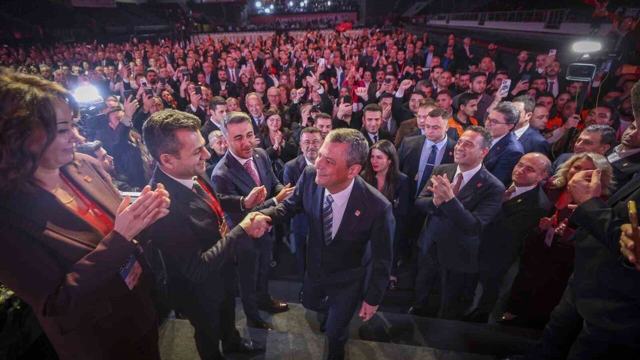 Özgür Özel, CHP Genel Başkanı Olarak Yeniden Seçildi