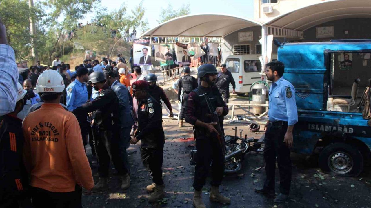 Pakistan'da Yüksek Mahkeme Önünde İntihar Saldırısı