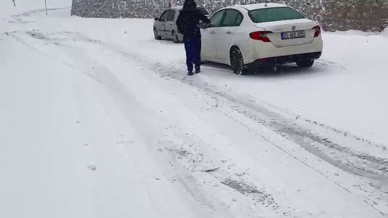 Palandöken Geçidi'nde Kar Yağışı Sürücülere Zor Anlar Yaşatıyor