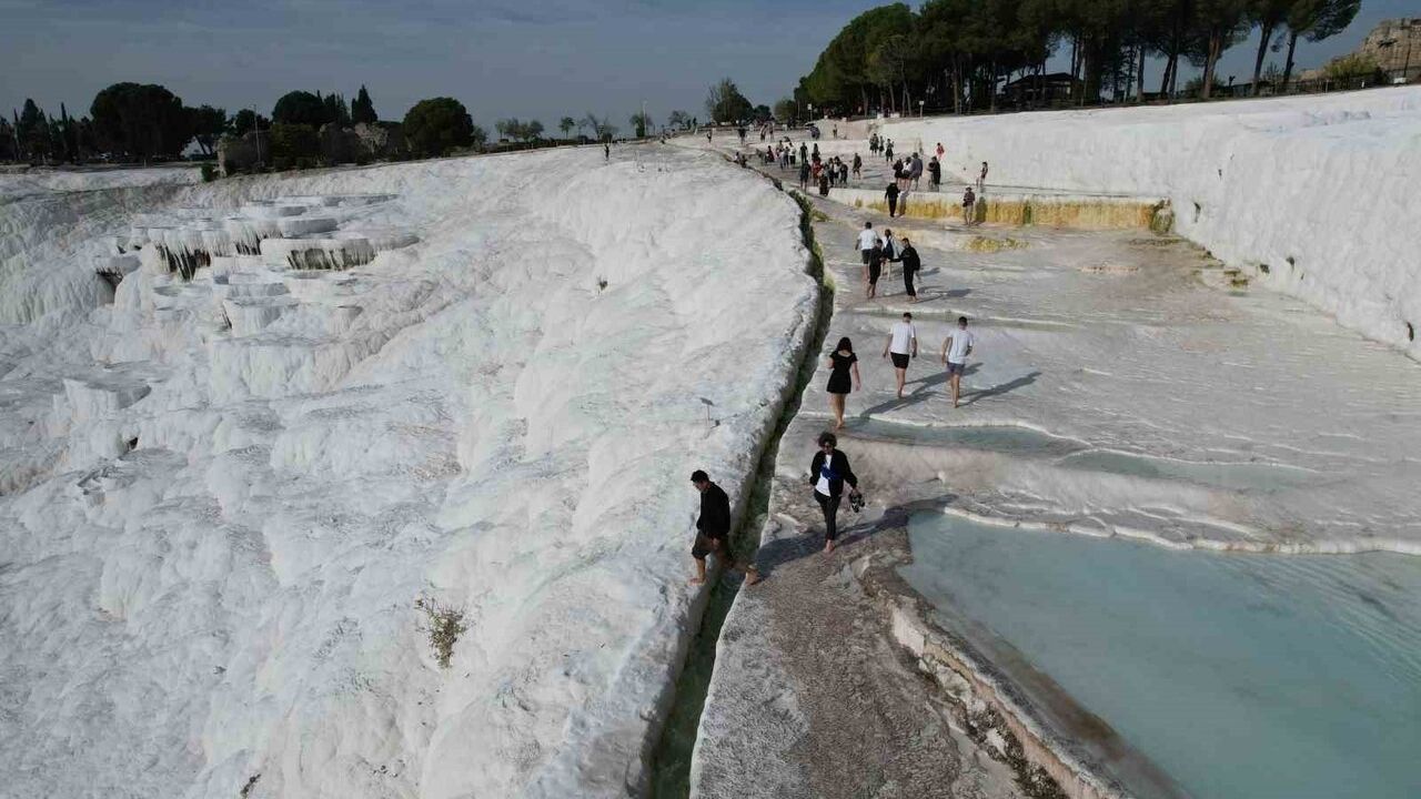 Pamukkale: Asya'dan Gelen Turistlerin Gözdesi