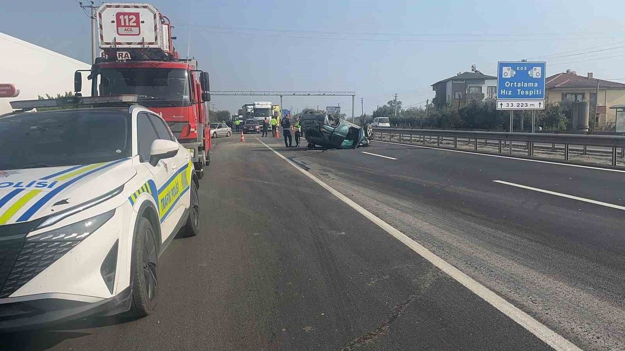 Pamukova'da D-650'de Takla Atan Otomobilde İki Yaralı