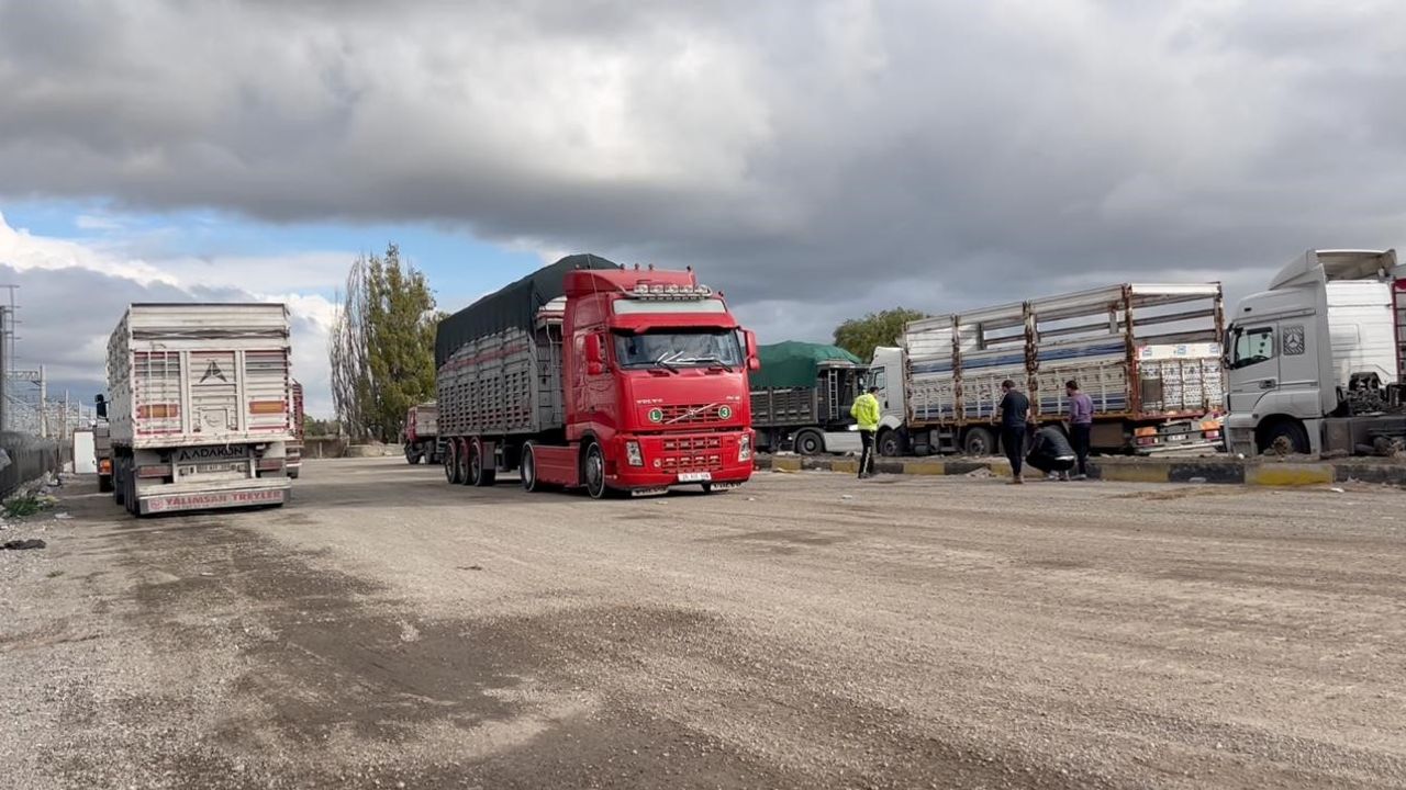 Pancar Yüklü Tır Polis Ekiplerinden Kaçmaya Çalıştı