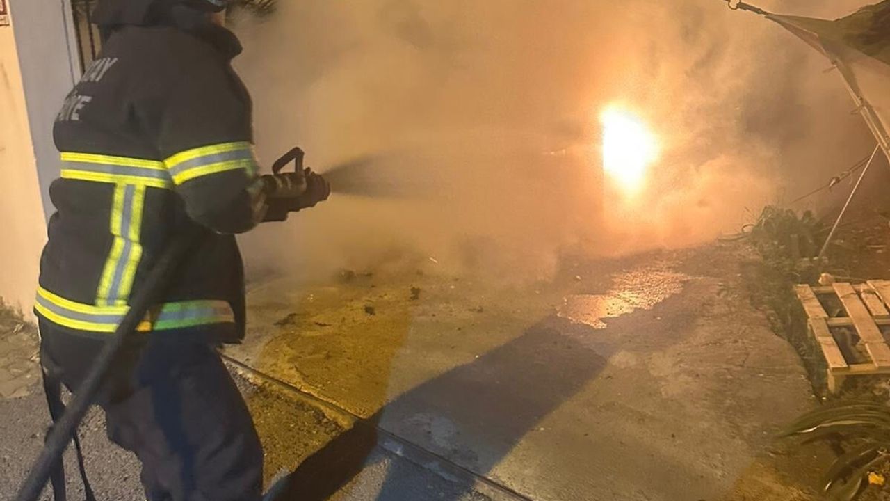 Park Halindeki Otomobil Yangınında Kullanılmaz Hale Geldi