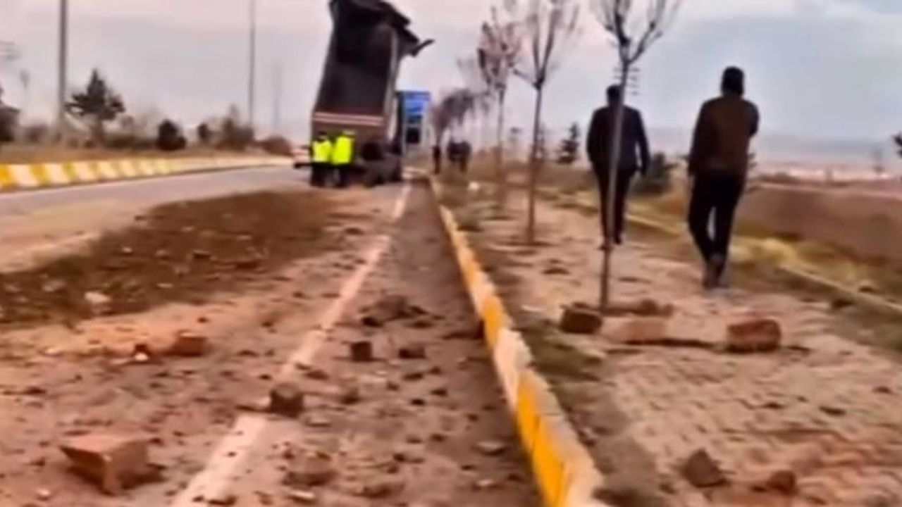 Patnos'ta Damperi Açık Tır, Kemere Çarptı