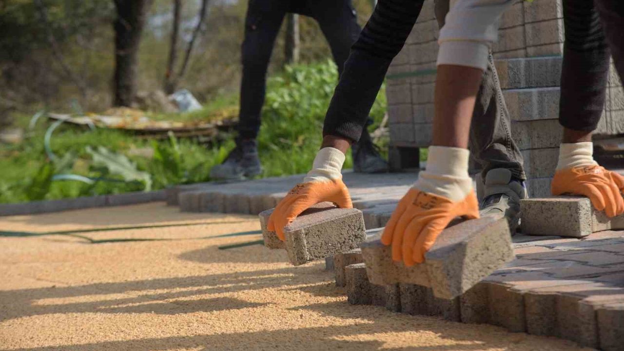 Pelitözü Mahallesi'nde Kilit Parke Taşı Çalışmaları