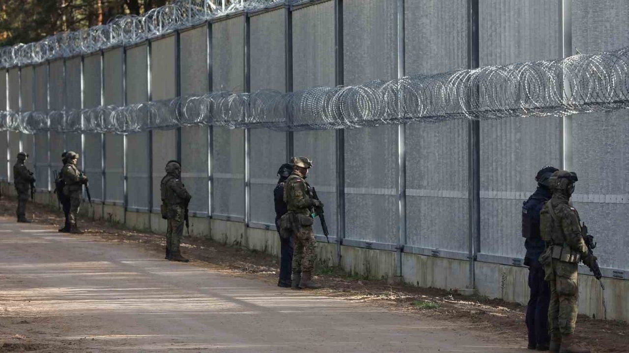 Polonya Belarus Sınırına İkinci Bariyer İnşa Ediyor