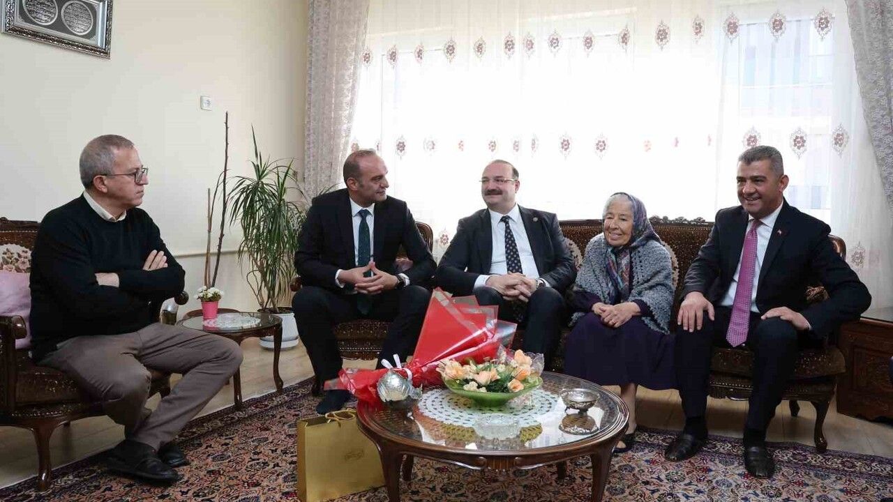 Rektör Hacımüftüoğlu'dan Öğretmenler Günü Ziyareti